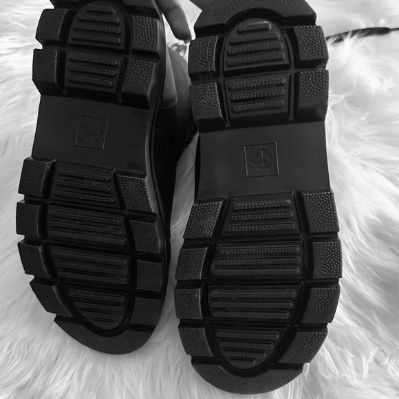 Dr. Martens Combs W Boot - Picture 10 of 10
